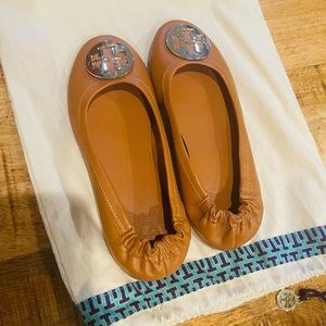 TORY BURCH  MINNIE TRAVEL BALLET FLAT, LEATHER